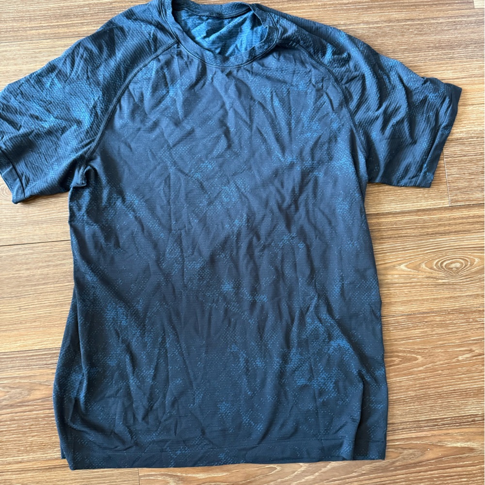 Lululemon Men's Black Athletic Shirt